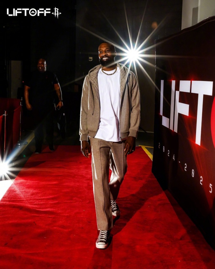 乐鱼电竞-火箭入场穿搭：格林牛仔帽亮眼 申京黑白马甲 范乔丹&amp;谢泼德短袖